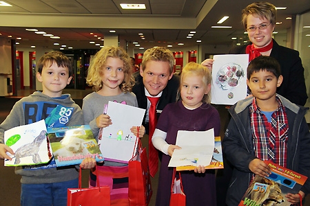 Die jungen Sieger des Malwettbewerbs der Sparkasse wurden in Repelen geehrt.