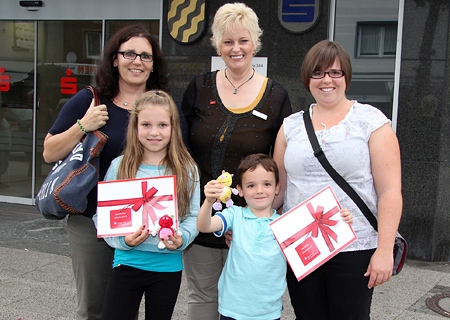 Wiebke Meiß und Fynn Dewald haben bei der Knax-Schnitzeljagd der Sparkasse gewonnen.