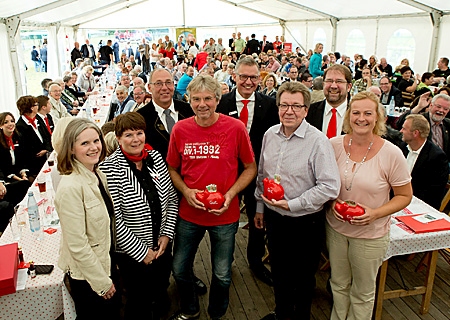 Ehrenamtsforum im Festzelt des Reitvereins Eintracht Veen (v.l.n.r.): Verwaltungsratsvorsitzende Claudia van Dyck, Geschäftsstellenleiterin Maria Deselaers, Vereinsvorsitzender Heinz-Gerd Giesen, Jörg Rösken (Kindergarten St. Michael), Vorstand Bernd Zibell, Friedhelm Holtermann (Vdk Menzelen), Geschäftsstellenleiter Volker Oppers und Verena Weide (Kindergarten St. Ulrich). 