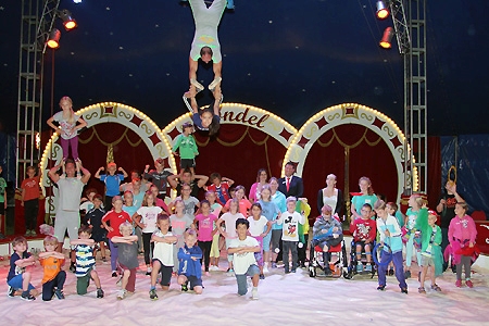 Derzeit proben 125 Kinder für ihren großen Auftritt im Circus Rondel. Romana Schwickert, Judith Gruchmann und Oliver Heger (Mitte) werben um Zirkus-Paten, die mit ihren Spenden anderen Kindern den Eintritt zu den Abschlussvorstellungen ermöglichen.