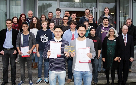 Hakan Zayin und Abdullah Saglam (vorne) gewannen beim Planspiel Börse insgesamt 1000 Euro. Monika Pogacic und Simon Rediger (r.) von der Sparkasse am Niederrhein überreichten auch den zweit- bis zehntplatzierten Teams Preisgelder und gratulierten herzlich.