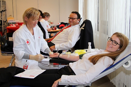 Das Bild aus dem vorigen Jahr zeigt Hatice Erdinc (l.) vom DRK, die der Auszubildenden Carina Blondin Blut entnimmt. Auf der Liege dahinter wird Sparkassenvorstand Frank-Rainer Laake von der medizinischen Fachkraft Anja Mrugowski betreut.