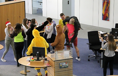 Angehende Abiturienten des Julius-Stursberg-Gymnasiums drehten einen Flashmob in der Sparkasse.