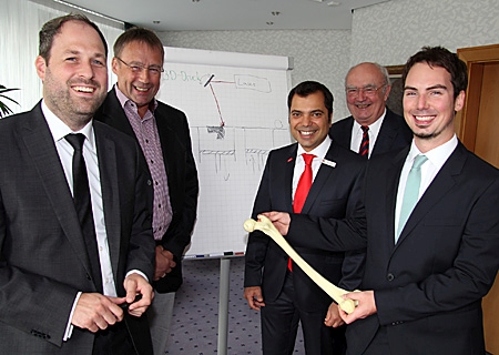 Dr. Andreas Wegner (vorne, links) und Stefan Westermaier (vorne, rechts) berichteten von ihren wissenschaftlichen Arbeiten, für die sie die Innovationspreise Ingenieurwissenschaften der Sparkasse am Niederrhein erhalten haben. Professor Gerd Witt (2.v.l.) betreute die Dissertation von Dr. Wegner, rechts daneben Giovanni Malaponti und Klaus-G. Fischer vom Förderverein Ingenieurwissenschaften.