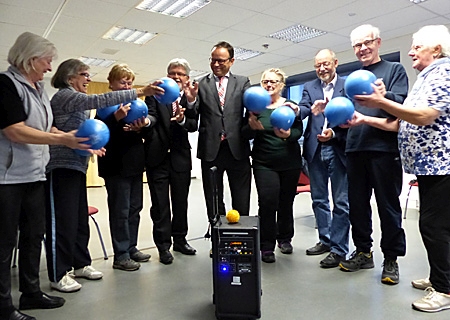 Burghard Kretschmer (3.v.r.), Frank-Rainer Laake und Heinz Geßmann von der Sparkasse (5. u.6. v.r.) bewegten sich beim Besuch im Stadthaus spontan mit. 