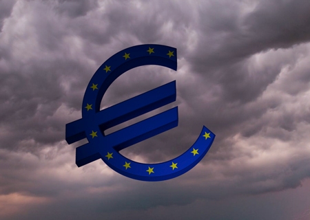 Euro vor dunklen Wolken 0217 Oben