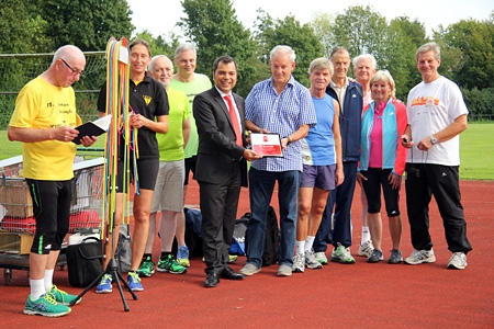 Giovanni Malaponti überreicht im Namen des Deutschen Olympischen Sportbundes und der Sparkassen-Finanzgruppe den Sonderpreis beim bundesweiten Sportabzeichen-Wettbewerb an den Vorsitzenden der SAG Moers, Hans Verhoeven. Die Sportkameraden freuen sich zudem über den Gewinn des Triples.