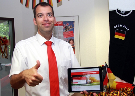 André Cronenberg zeigt die WM-Tippspiel-Webseite der Sparkasse am Niederrhein.