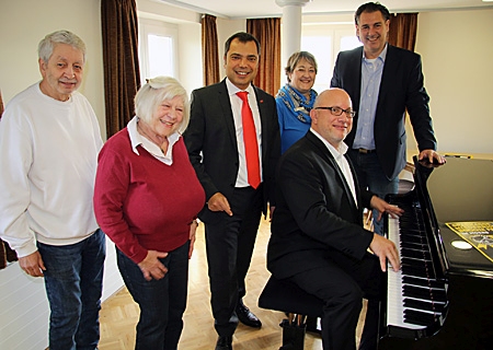 Stellten das Programm des Boogie-Woogie-Festivals vor (v.l.n.r.): Paul und Iris Jahns, die den Boogie-Woogie vor 15 Jahren erstmals nach Moers holten, Giovanni Malaponti und Carmen Müller (Sparkasse am Niederrhein), Pianist Jörg Hegemann und Michael Birr vom Stadtmarketing.