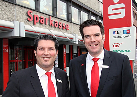 Stefan Ertelt (rechts) ist der neue Vertriebschef der Sparkasse. Die Leitung der Geschäftsstelle in Repelen übergab er an Oliver Heger.