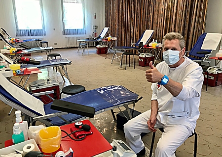 Auch in Zeiten von Corona kann sicher Blut gespendet werden, betont der DRK-Blutspendedienst West, der für Mittwoch, 16. September, zwischen 12.30 und 16 Uhr zur Blutspende in die Sparkasse am Ostring in Moers einlädt. Ab sofort können Spender online einen Termin buchen. 