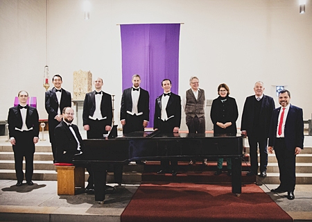 Ensemble & Initiatoren (v.l.n.r.): Ilja Aksionov, Tenor, Jin Su (James) Park, Tenor, Dennis Kittner, musikalische Leitung und der Mann am Klavier,  William Drakett, Bariton, , Gereon Grundmann, Bassbariton, Robin Liebwerth, Bass, Konrad Göke, Sylvia Pleger, Pfarrerin Friedenskirche Krefeld, Herbert Werth, Pfarrer St. Martinus, Giovanni Malaponti, Vorstandsvorsitzender Sparkasse am Niederrhein. Das Foto war ohne Masken möglich, weil alle abgebildeten Personen einen tagesaktuellen, negativen Schnelltest vorweisen konnten.