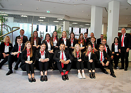 Der Vorstand der Sparkasse am Niederrhein begrüßte 16 neue Auszubildende. Der Vorstandsvorsitzende Giovanni Malaponti (Mitte) betonte: „Wir freuen uns sehr, dass wir Sie zu Bankkaufleuten ausbilden dürfen, schön, dass Sie da sind.“