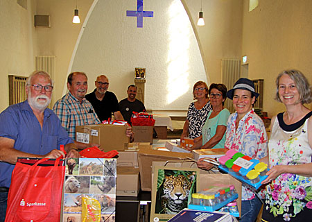 In der Kapelle des ehemaligen Konvikts packen die Ehrenamtlichen der Schulmaterialkammer die Basispakete zum Schulbeginn. Ganz links: Georg Welp, ganz rechts: Andrea Kabs-Schlusen von der Sparkasse am Niederrhein.