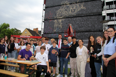 Die Klasse 8d des Gymnasiums Adolfinum entdeckte sofort Motive aus ihrem Gewinnertext an der Wand wieder. Vorne, sitzend: Street-Art-Künstler Jabi Corte.