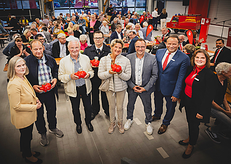 Ehrenamtsforum der Sparkasse in Xanten: Sparkassenvorstand Frank-Rainer Laake (2.v.r.), Bürgermeister Thomas Görtz (links daneben) und Claudia van Dyck (ganz links) gratulierten den Gewinnern der Sonderspenden von je 250 Euro (nach rechts): Georg Peters (Freundeskreis Marienbaum), Manfred Stricker (Verein der Kehlkopfoperierten), Marc Wustrau (Jugendfeuerwehr) und Sabine Gohla (Tennisclub Xanten). Ganz rechts: Glücksfee Alexandra de Lattre.