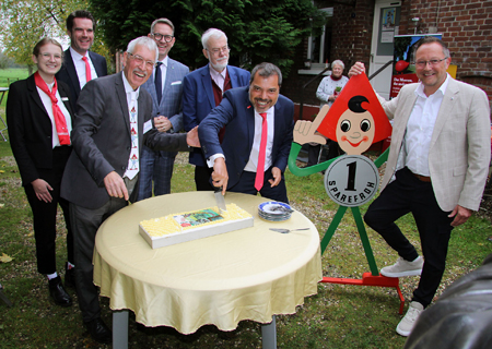 Durften den Geburtstagskuchen des 100. Weltspartages am Geldmuseum in Wardt anschneiden und probieren: Landrat Ingo Brohl (4.v. links) und Sparkassen-Chef Giovanni Malaponti (2.v. rechts). Bürgermeister Thomas (ganz rechts) freut sich über den Xantener Neuzugang, den Sparefroh aus Wien. 3. v. links: Museumsgründer Norbert Müller.