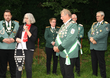 Andrea Kabs-Schlusen von der Sparkasse am Niederrhein überreichte die neue Bezirkskönigskette an Bezirksbundesmeister Wilhelm Willemsen.