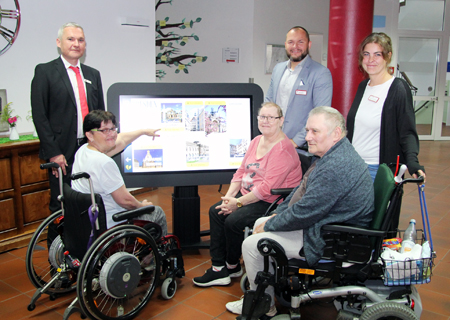 Der digitale Aktivitäts-Tisch ist ein fahrbares, überdimensionales Tablet speziell für alte Menschen. Die Bewohner des Schwafheimer AWO-Seniorenzentrums und deren Betreuer sind von dem Gerät begeistert. Die Sparkasse am Niederrhein unterstützte den Kauf mit einer 4.800-Euro-Spende. V.l.n.r.: Martin Salzbrunn (Sparkasse), die Bewohner Cornelia Giesen, Marlies Dizzo und Harald Kaiser sowie Heimleiter Igor Massold und Sozialarbeiterin Alexandra Dzionsko-Abel.