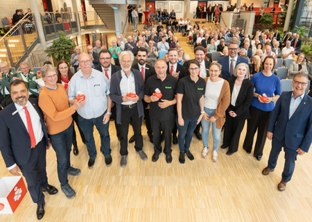 Rund 180 Gäste des Ehrenamtsforums erlebten im Oberstufenforum der Rheinberger Europaschule unterhaltsame Gespräche mit engagierten Ehrenamtlern sowie die Ziehung von fünfmal 250-Euro-Extraspenden. V.l.n.r.: Giovanni Malaponti, Andreas Spengler, Alexandra Kuchta, Bernhard Peerenboom, Benjamin Waldmann, Ulrich Behrens, Nils Schwenner, Richard Pleines, Timm Ernicke, Melanie Frings Julian de Vries, Karina Faasen, Ingo Brohl, Claudia van Dyck, Monika Breitbach und Dietmar Heyde.