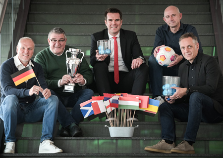 Auf dem Foto sind von links Olaf Dreßel (OMD), Christof Willer (NRZ) und Stefan Ertelt (Sparkasse) sowie NRZ- Verlagsleiter und Chefredakteur Frank Heger und Ralf Kubbernuß bei der Auslosung der Teams zu sehen.