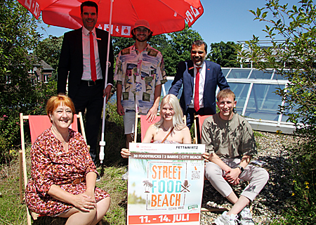 Stellten das Programm des Street Food & Beach Festivals in Moers vor (v.l.n.r.): Carmen Müller und Stefan Ertelt (beide Sparkasse), Steffen Denter und Jana Lang (beide Agentur Just Festivals), Giovanni Malaponi (Sparkasse) und Paul Rode (Fett und Wirtz). 