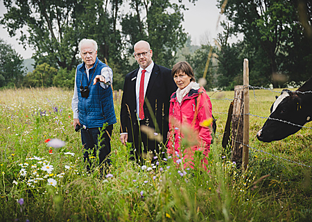 Mitten in der Glatthaferwiese (v.l.n.r.): Dr. Georg Verbücheln, Gerd Heursen und Hannelie Steinhoff.