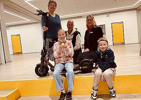 Die 11-jährige Neele freut sich über ihren neuen E-Roller im Wert von 500 Euro. Schulleiterin Corina Schulz (links) und Kathrin Hüsch von der Sparkasse (rechts) gratulierten zum Hauptgewinn beim Schulfest der Sekundarschule. Mama Aileen und Bruder Noel freuen sich mit.