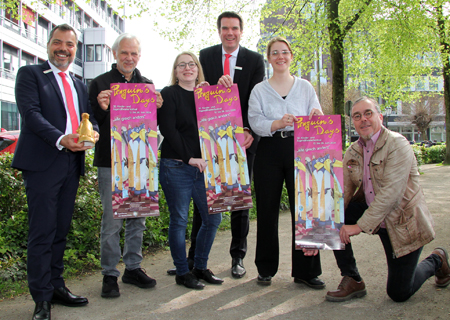 Stellten das Programm der 32. Penguin’s Days vor: Sparkassenchef Giovanni&nbsp;Malaponti, Intendant Ulrich Greb, Kathrin Leneke (STM), Marketingchef Stefan Ertelt, Emma Kaufmann (STM) und Aldo Pieli (STM).