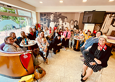 Monica Pogacic (ganz rechts) und ihre Kollegin Lena Kempken (4.v.l.) von der Sparkasse am Niederrhein überreichten den erfolgreichen Nachwuchsredakteurinnen und -redakteuren Preisgelder von jeweils 300 Euro und luden alle zum Eis ein.